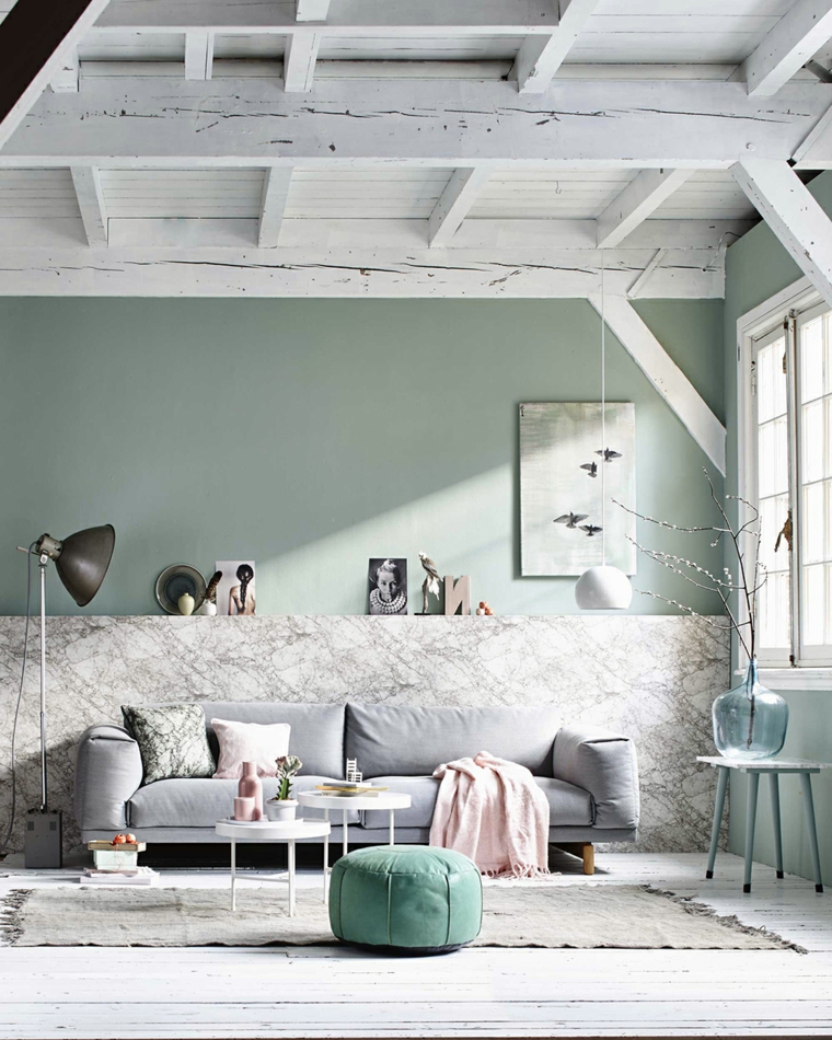 tonalità di verde per pareti abbinato al grigio salotto con divano soffitto con travi di legno