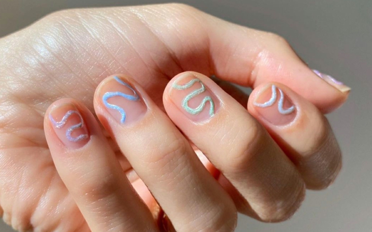 colori estivi unghie manicure forma arrotondata disegno linee azzurre