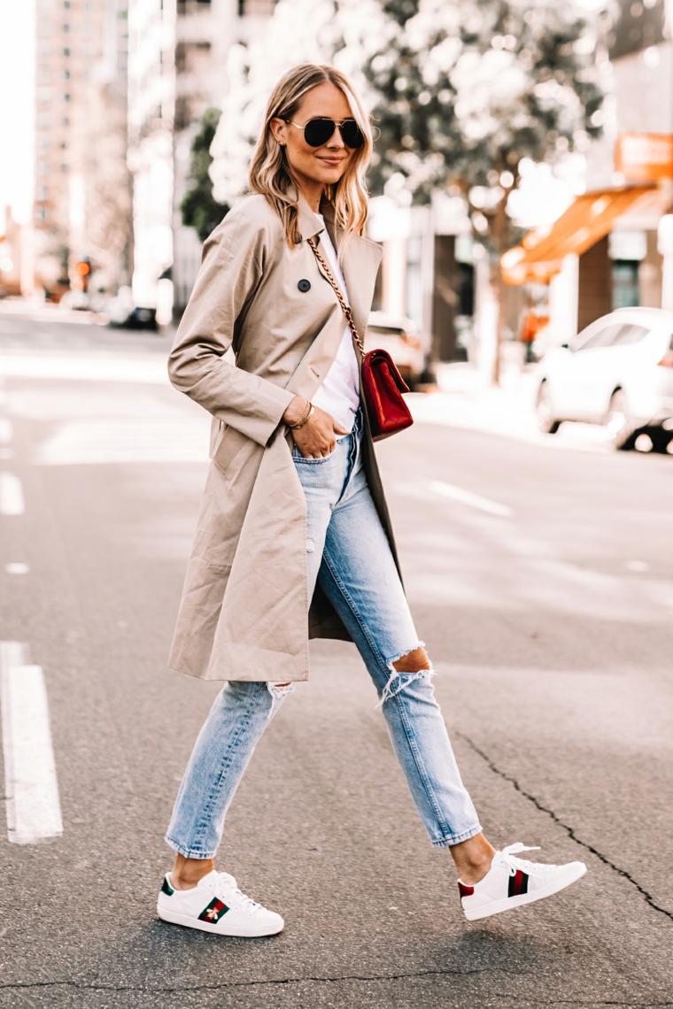 novità sneakers 2021 street style donna stile casual con jeans e cappotto