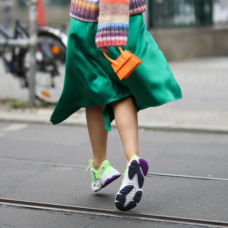 sneakers donna 2021 scarpe colorate suola alta e larga abbinamento gonna in raso verde