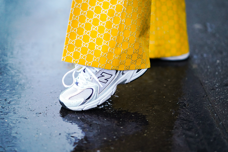 trainers new balance bianche pantalone giallo gucci scarpe sportive donna 2021