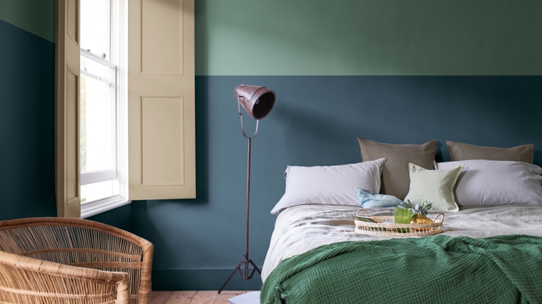 colori pareti camera da letto 2021 tonalità blu e verde salvia decorazione con lampada da pavimento