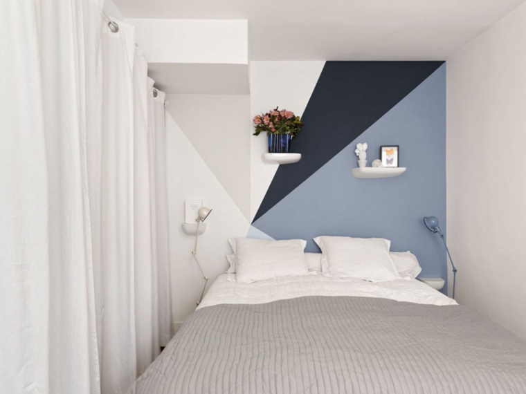 parete dietro il letto dipinta tonalità colori caldi per muri decorazione con mensole