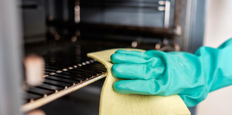 pulire il forno con rimedi casalinghi utilizzare guanti e spugna