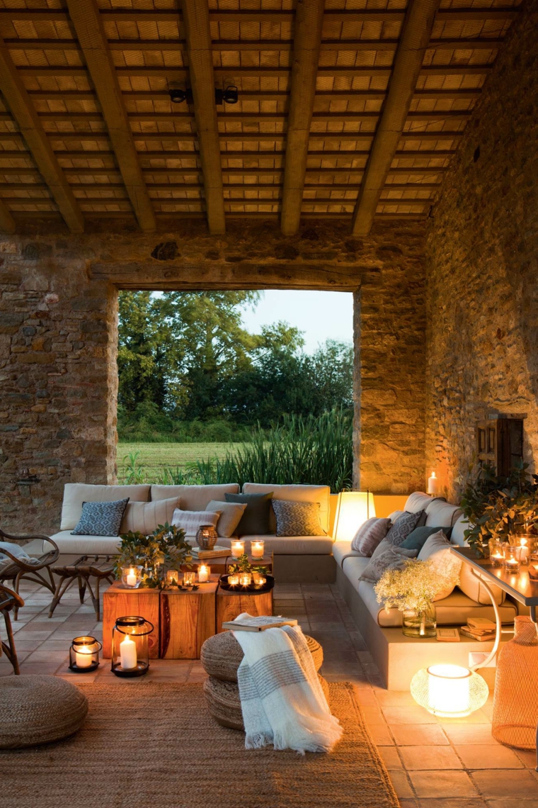 abbellire giardino con lanterne arredamento esterno con divano cuscini colorati