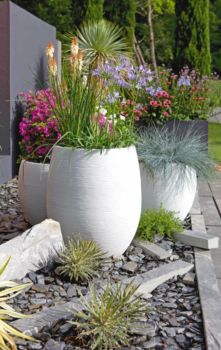 aiuole giardino fai da te decorazione con sassi e vasi di piante
