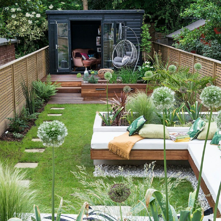 aiuole giardino fai da te divano di legno con cuscineria bianca recinzione in legno