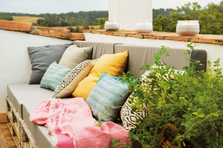 arredo esterno con divano in pallet decorazione con cuscini colorati