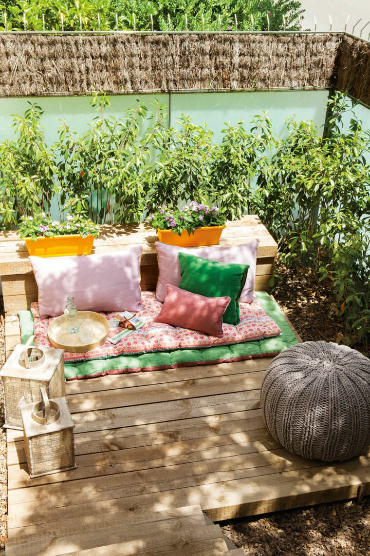 arredo esterno in pallet abbellire giardino con cuscini colorati