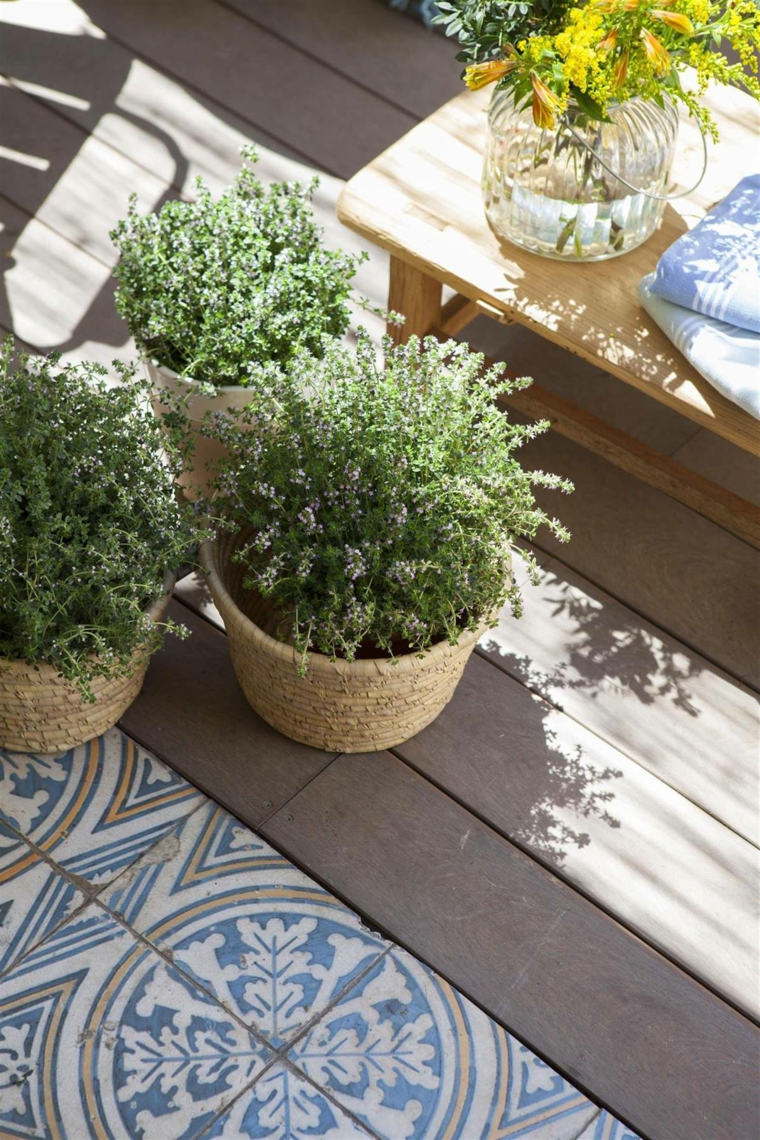 come abbellire un giardino vasi con piante aromatiche pavimento esterno in legno