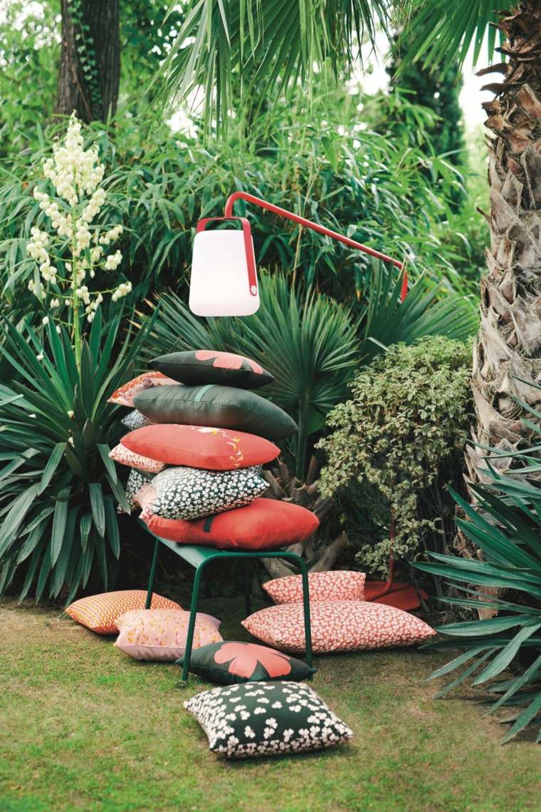 come creare un bel giardino fai da te cuscini colorati su una sedia