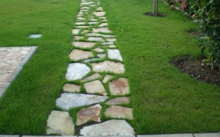 decorazioni giardino con sassi camminamento con pietre