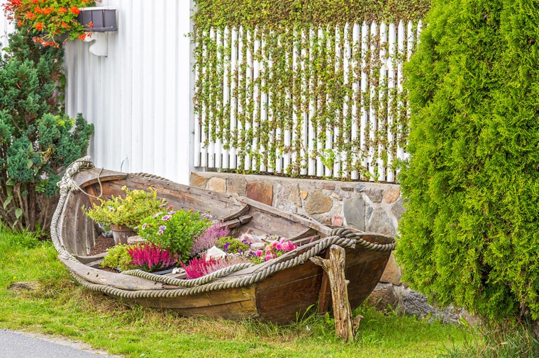 decorazioni giardino fai da te barca di legno con piante