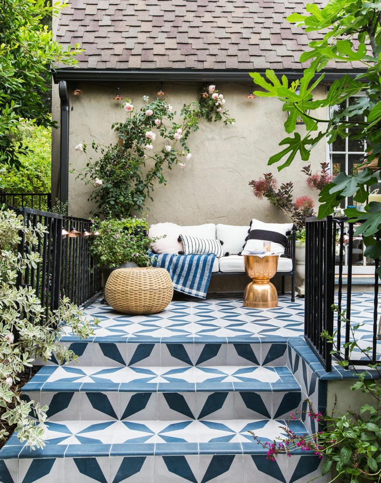 esterno con piastrelle colorate come allestire un giardino arredo con divano in rattan
