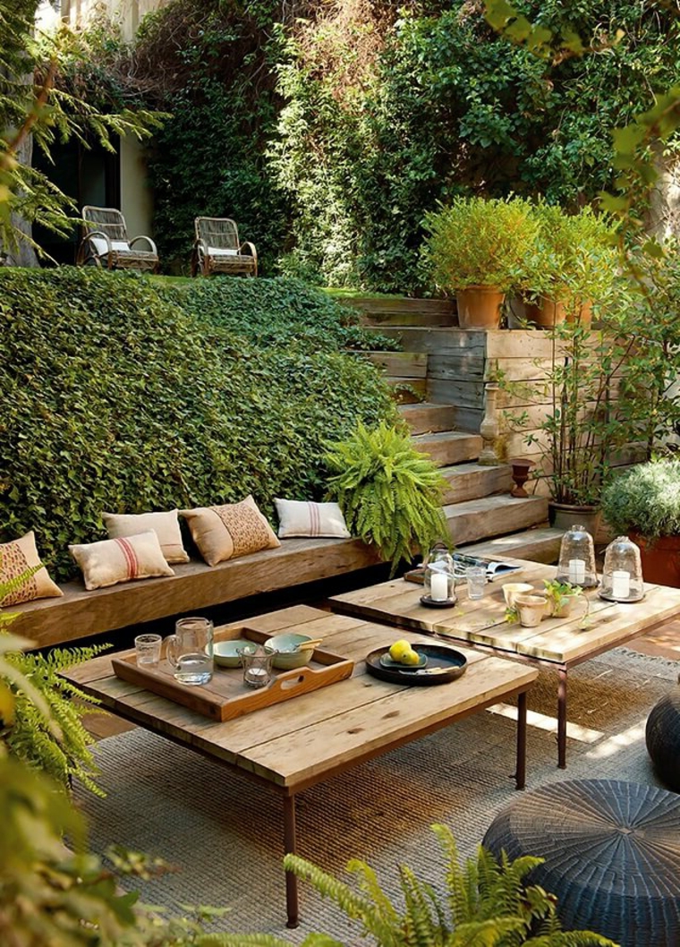 giardino a livelli con muro con piante rampicanti arredamento con mobili in legno