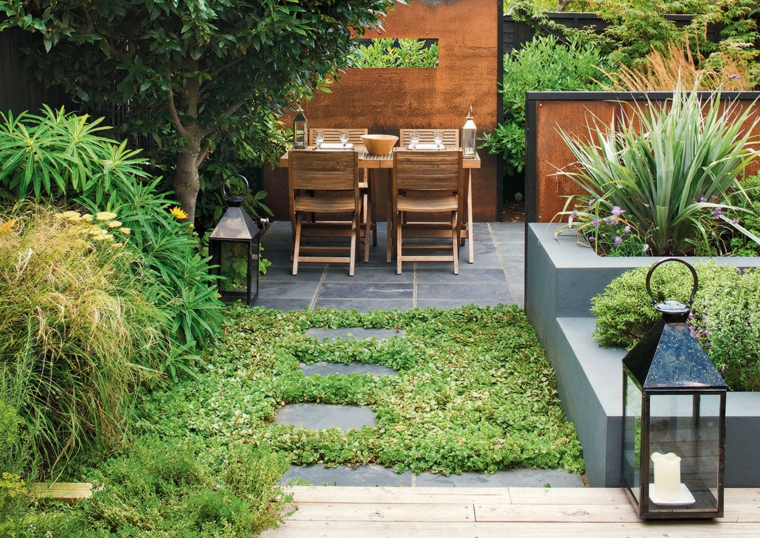 giardino arredato con mobili in legno decorazione con piante verdi