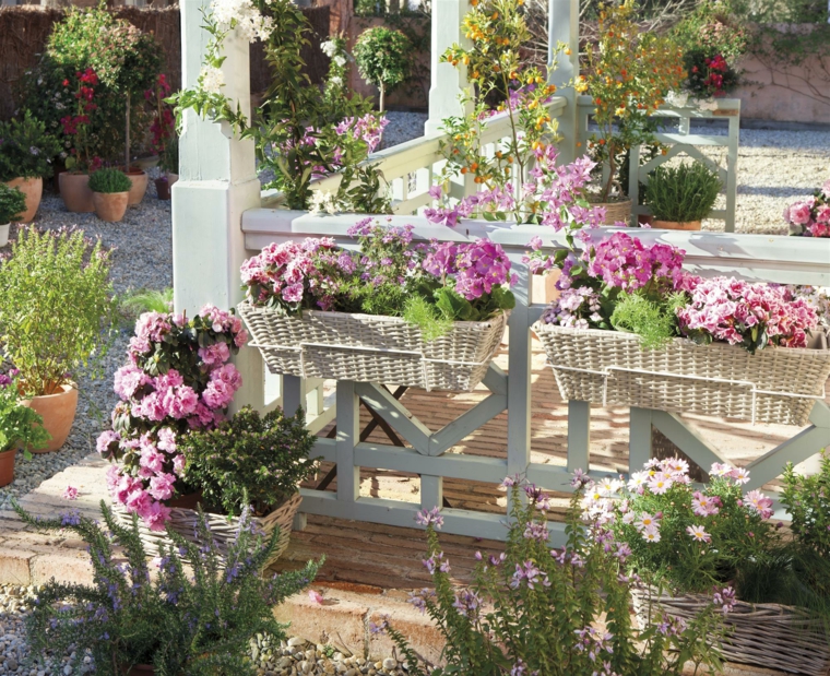 giardino con ghiaia decorazione con vasi di fiori camminamento in legno
