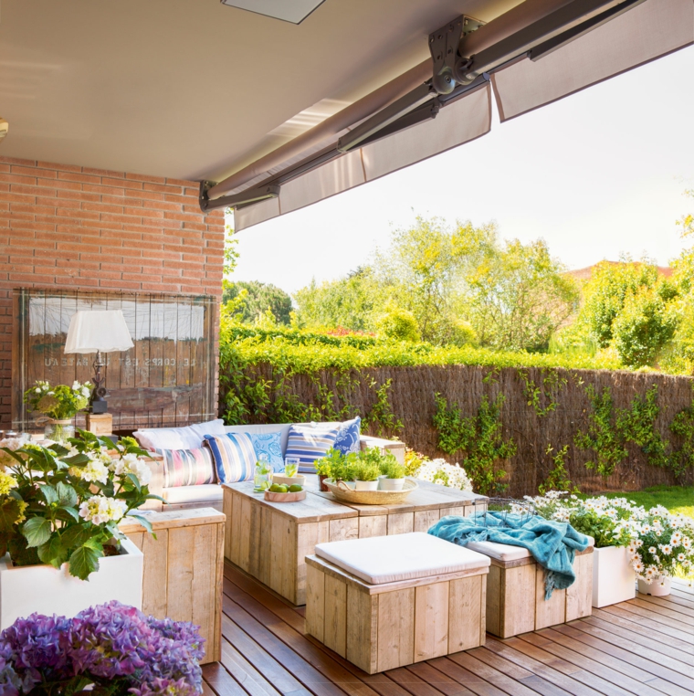 recinzione giardino con piante rampicanti arredamento con mobili in legno