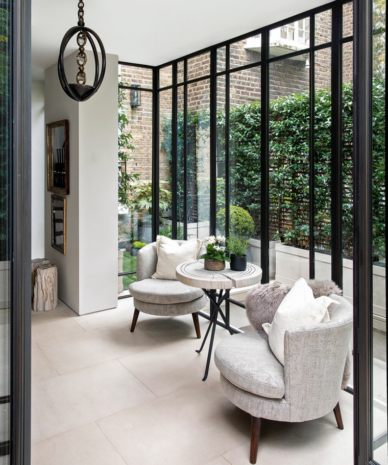 veranda esterna con porte di vetro arredamento con set di mobili da caffè