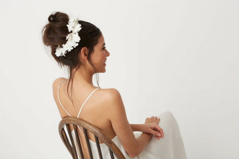 acconciature sposa capelli lunghi chignon mosso con fiori bianchi