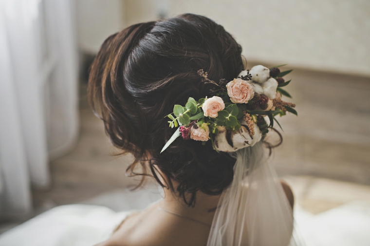 acconciature sposa capelli lunghi pettinatura chignon basso mosso con fiori