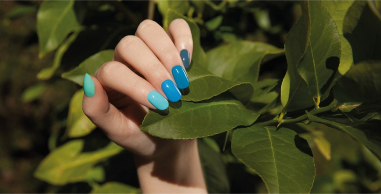 colori estivi unghie smalto tonalità blu manicure forma quadrata