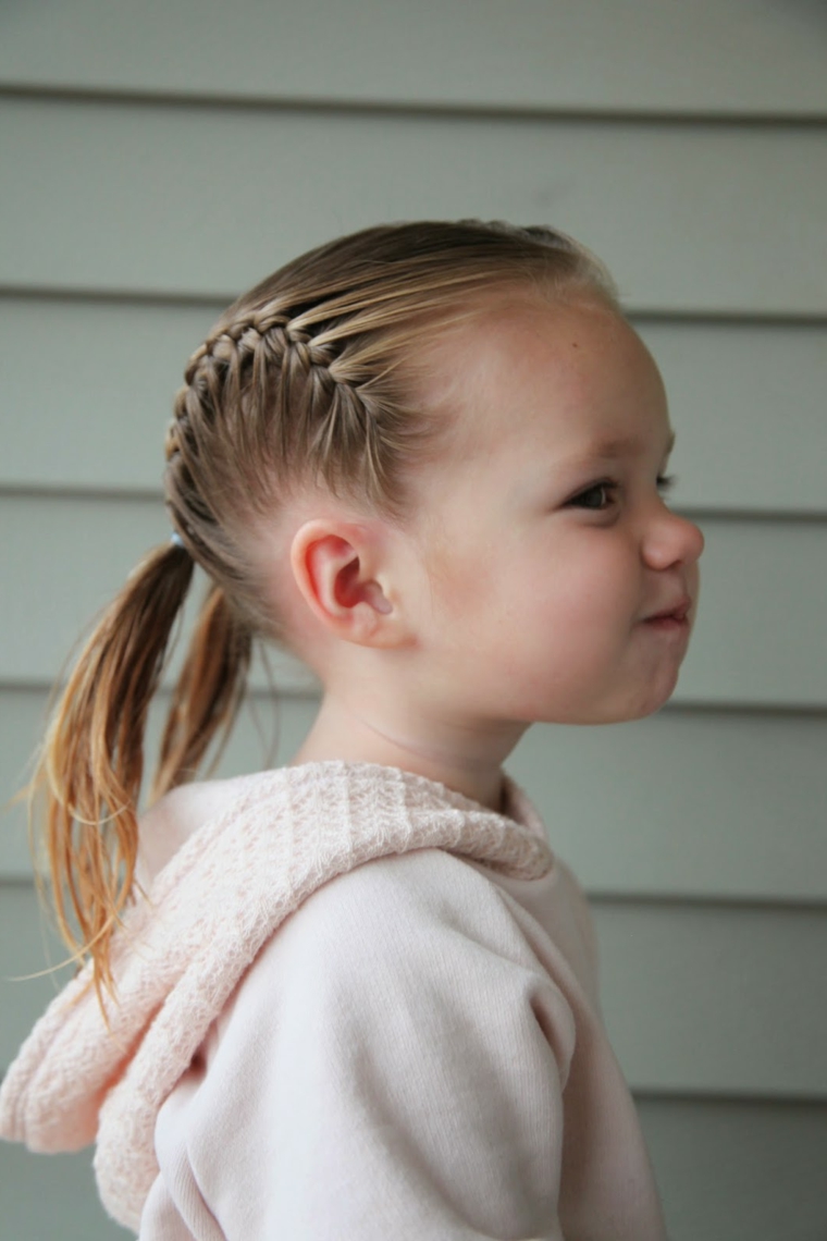 bambina con capelli biondi pettinatura con due trecce francesi