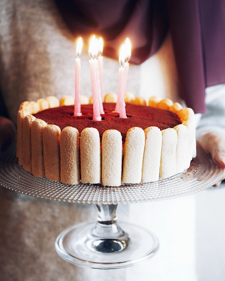 come decorare una torta tiramisù per compleanno candeline di colore rosa