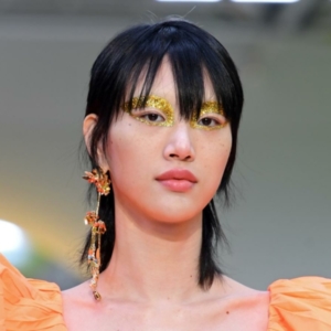 Capelli scalati corti sopra e lunghi sotto: il mood degli anni Settando sta tornando!