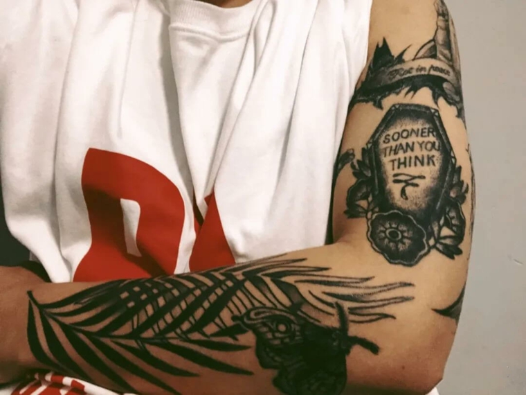 tatuaggio avambraccio uomo disegno con motivi floreali ellie gioco playstation