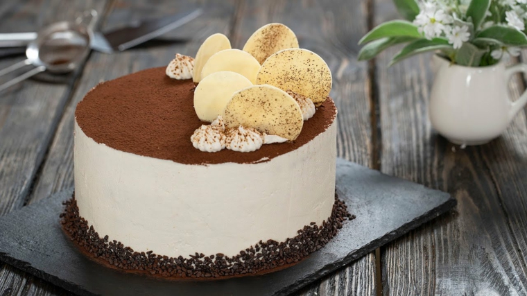 tiramisù rotondo con scaglie di cioccolato bianco decorazione torta con panna montata