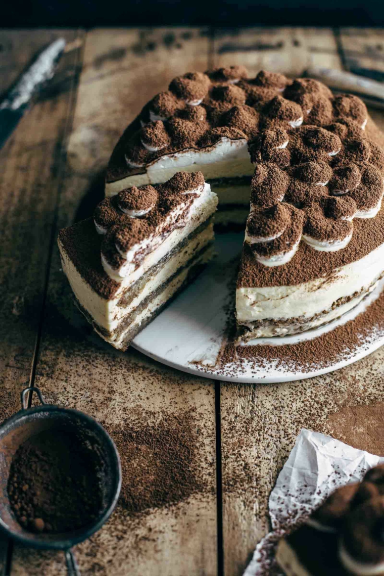 torta compleanno tiramisù decorazione torta con cacao in polvere