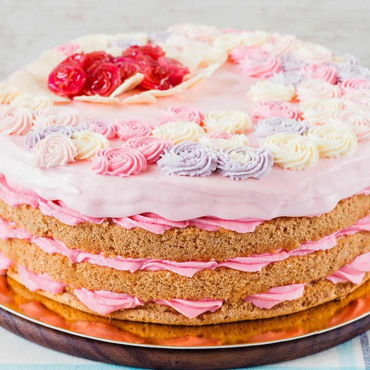 torta con strati di pan di spagna panna colorata di rosa