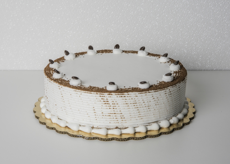 torta di compleanno tiramisù decorazione con cacao in polvere