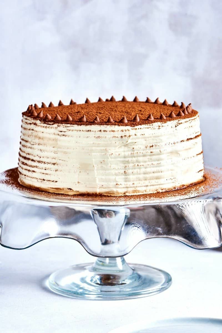 torta tiramisù compleanno con savoiardi decorazione con cacao in polvere
