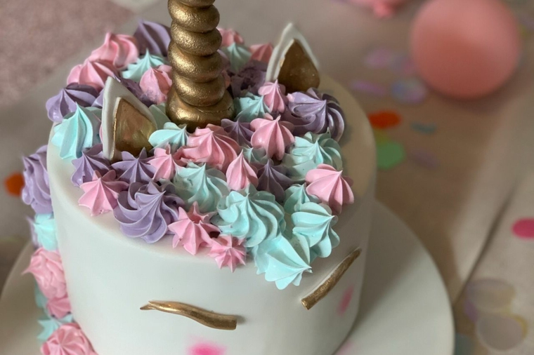 torta unicorno con panna montata colorata torta ricoperta con pasta di zucchero bianco