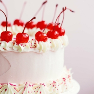 Torte decorate con panna montata colorata: istruzioni per una torta da favola!