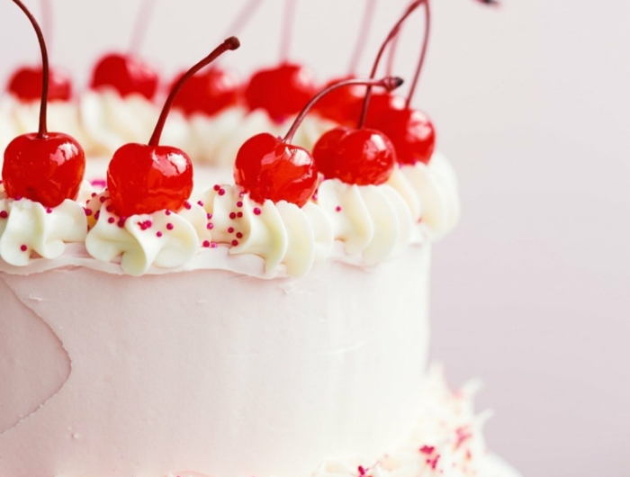 Torte decorate con panna montata colorata: istruzioni per una torta da favola!