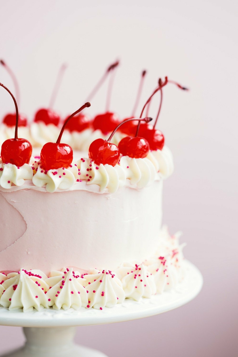 torte decorate con panna e frutta torta rotonda con ciliegie sopra