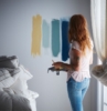 colori rilassanti per camere da letto parete bianca con macchie di vernice