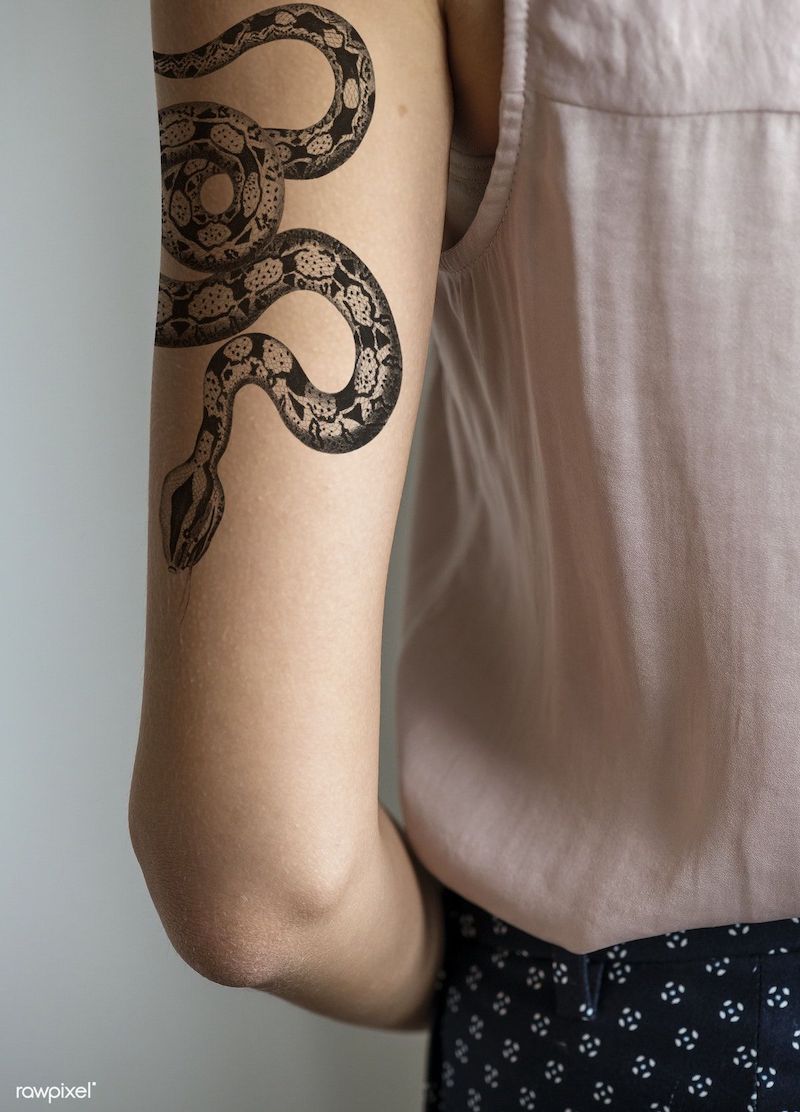 donna con tatuaggio serpente sul braccio