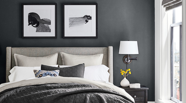 parete camera da letto dipinta di olore grigio decorazione con fotografie in cornice