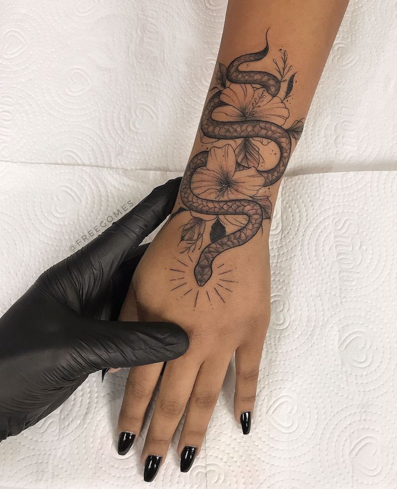 serpente tattoo significato tatuaggio avambraccio donna