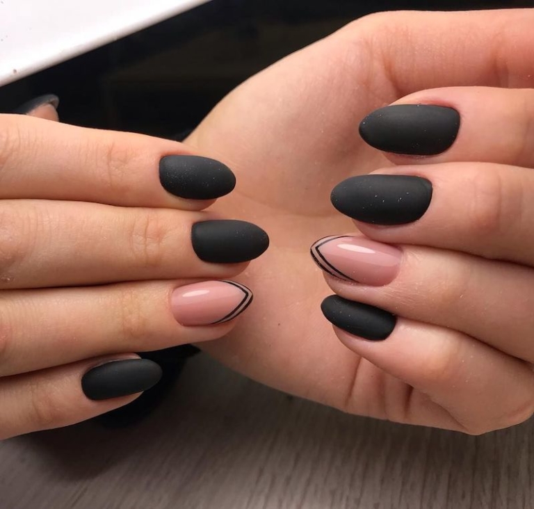 Unghie Nere Opache Con Motivi Eleganti Archzine It   Smalto Nero Opaco E Rosa Manicure Unghie A Mandorla 768x732 