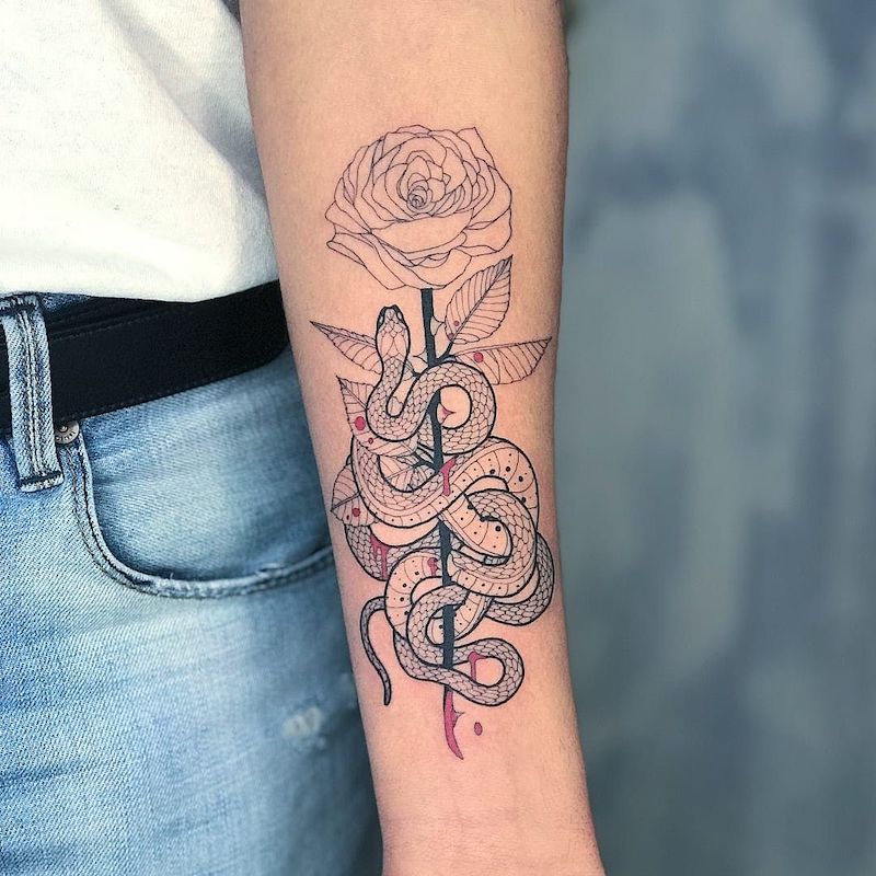 tattoo rosa e serpente tatuaggio serpente donna