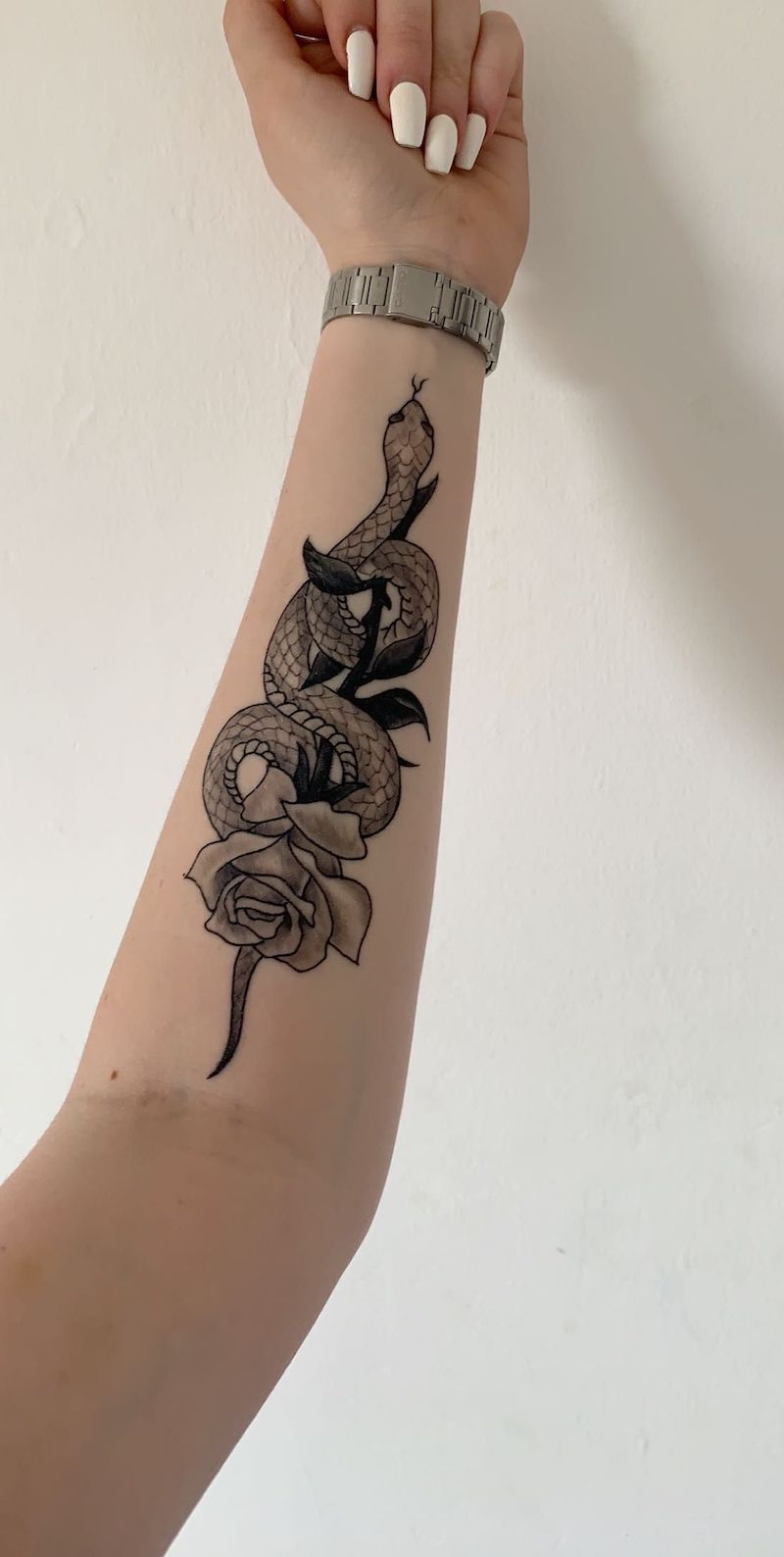 tatuaggi serpenti braccio donna con rosa