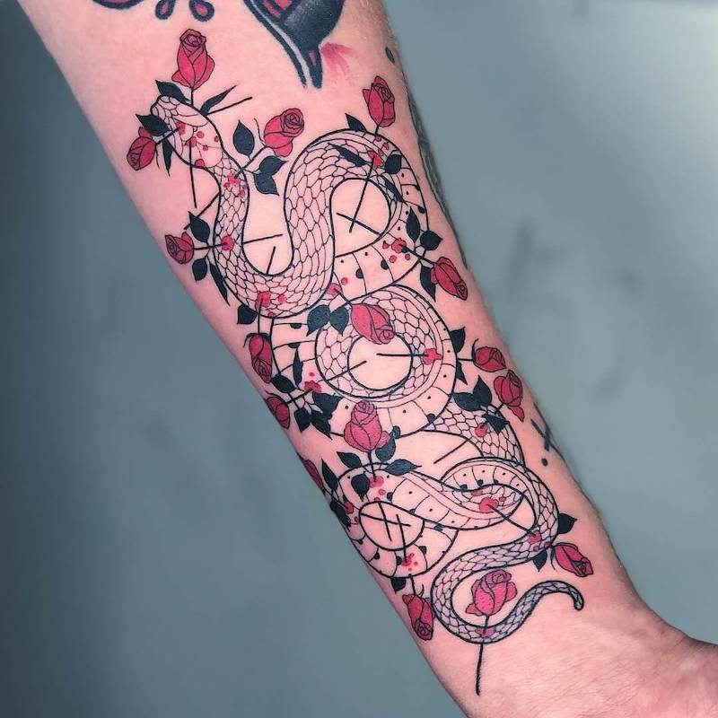 tatuaggio giapponese di un serpente con rose rosse