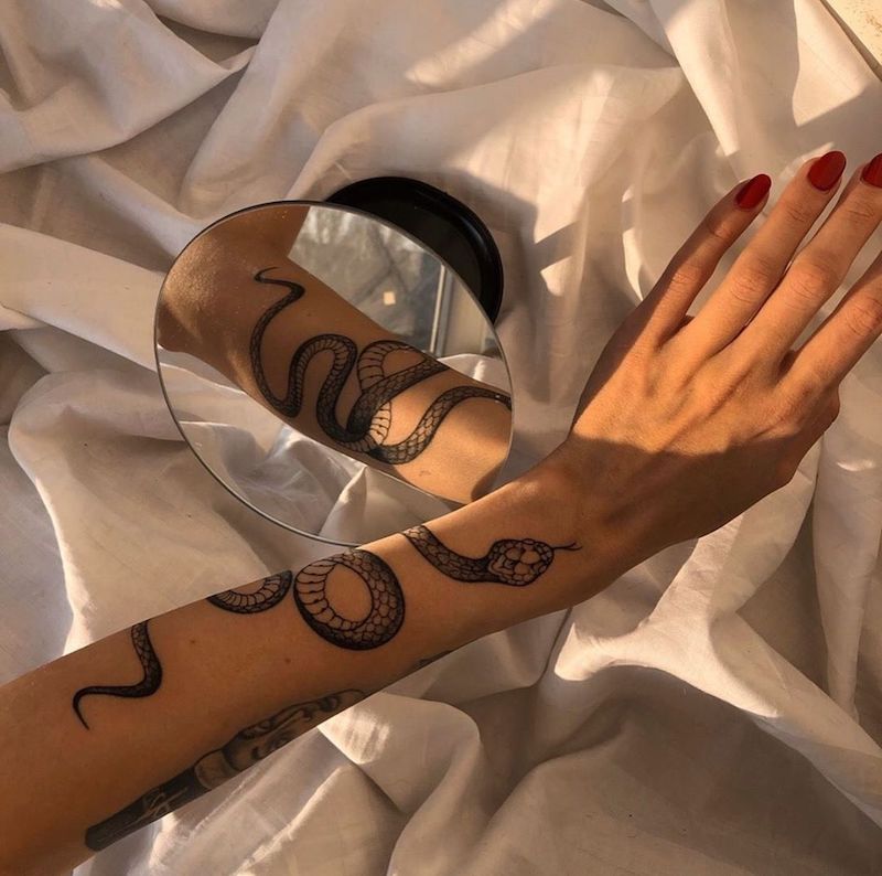 tatuaggio serpente attorno al braccio donna