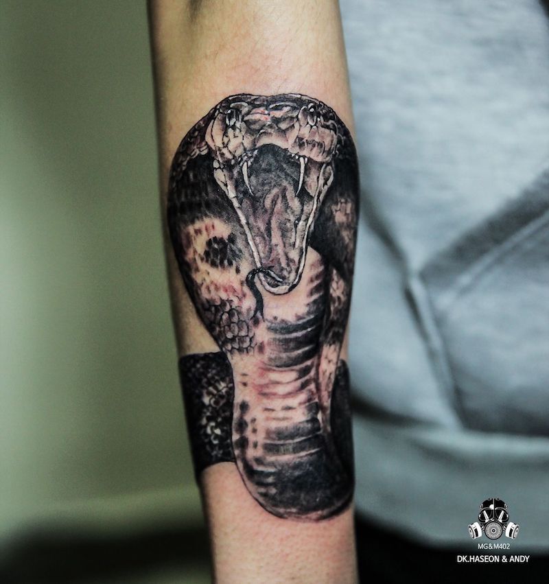 tatuaggio serpente attorno al braccio tattoo realistico