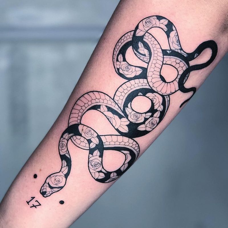 tatuaggio serpente donna con rose